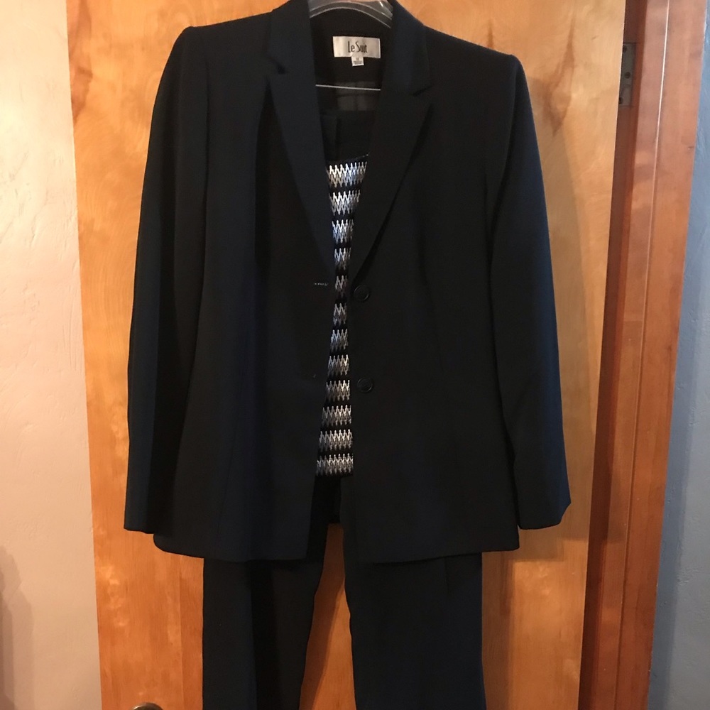 Womens Le Suit, Size 14, like new. Shell top has tags - never worn.